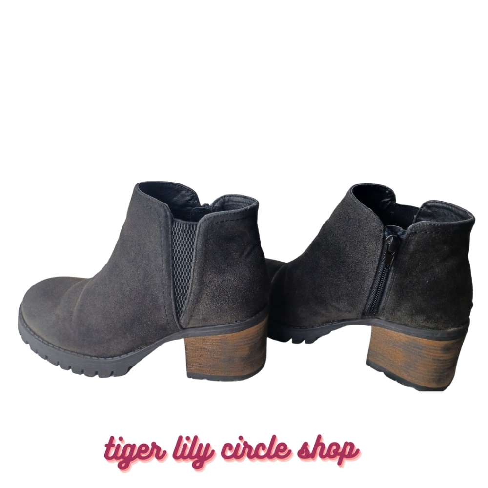 BYBULLBOXER Black Suede Ankle Boots Women's 6 with Brown and Black Faded Heel